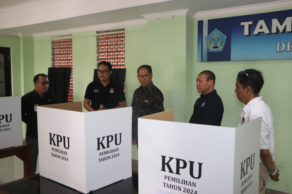 Wabup. Suiasa Tinjau Kesiapan TPS di Badung